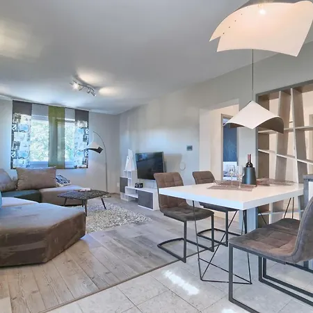 Modern Oasis Pula